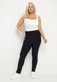 Born2be - Granatowe Spodnie o Dopasowanym Kroju z Gumką w Talii Stellivae. Okazja: na spotkanie biznesowe, na co dzień. Kolekcja: plus size. Kolor: niebieski. Styl: casual, biznesowy