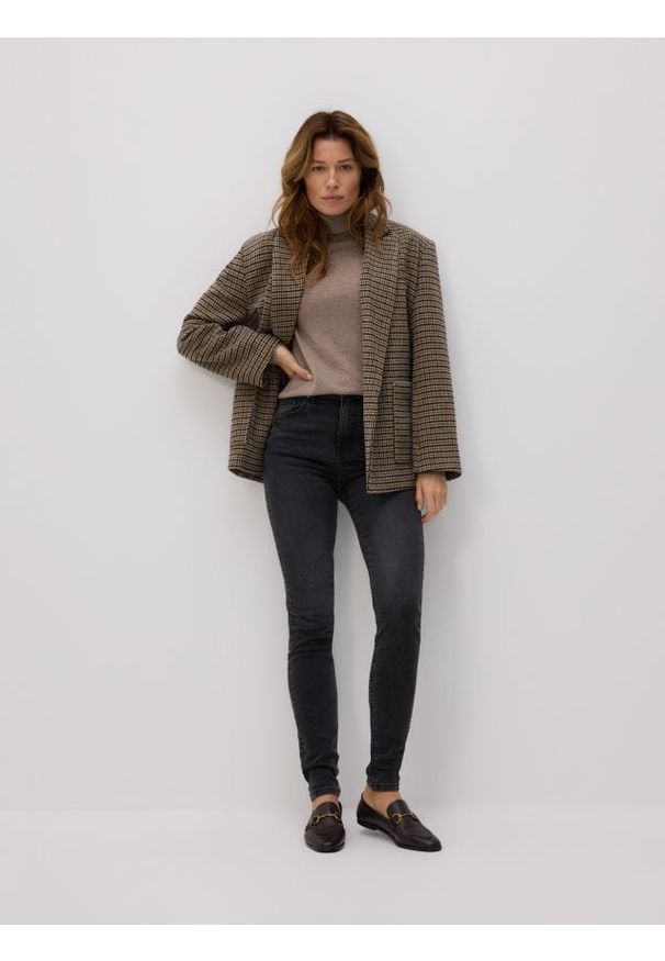 Reserved - Jeansy slim z dłuższą nogawką - szary. Kolor: szary. Długość: długie