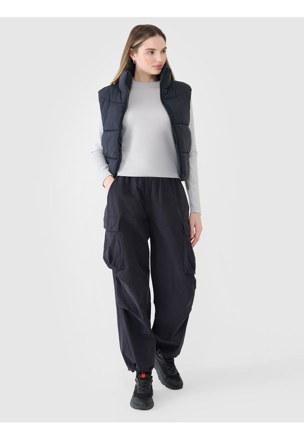 4f - 4F Bezrękawnik puchowy cropped z wypełnieniem syntetycznym damski - czarny XL. Okazja: na co dzień. Typ kołnierza: kołnierzyk stójkowy. Kolor: czarny. Materiał: syntetyk, puch. Długość rękawa: bez rękawów. Długość: długie. Styl: klasyczny, casual, sportowy