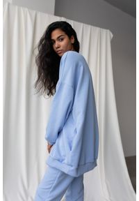 Marsala - Bluza typu oversize o przedłużonym kroju kolor CORNFLOWER BLUE HUSH BY MARSALA. Materiał: dresówka, bawełna, jeans, dzianina, materiał, elastan. Styl: sportowy