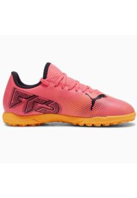 Buty piłkarskie Puma Future 7 Play Tt Jr 107737-03 różowe. Zapięcie: sznurówki. Kolor: różowy. Materiał: syntetyk, guma. Sport: piłka nożna