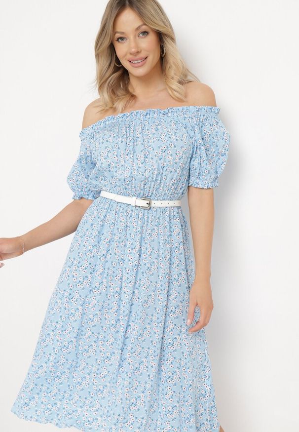 Born2be - Niebieska Sukienka Midi z Wiskozy Hiszpanka w Kwiatowy Print Oserafia. Typ kołnierza: dekolt hiszpanka. Kolor: niebieski. Materiał: wiskoza. Wzór: nadruk, kwiaty. Styl: boho. Długość: midi