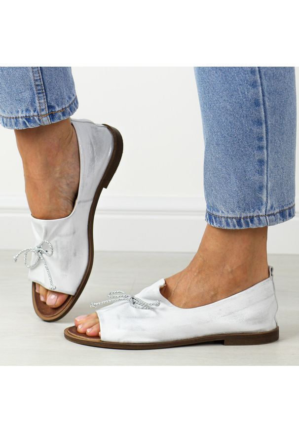 DEONI - Srebrne skórzane Polskie sandały damskie z zakrytą piętą Deoni D488. Kolor: srebrny. Materiał: skóra. Sezon: wiosna, lato. Styl: klasyczny