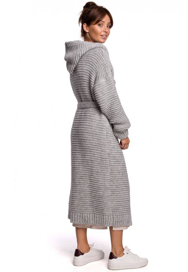 BE Knit - Długi kardigan z kapturem i paskiem do przewiązania. Typ kołnierza: kaptur. Materiał: wełna, nylon, akryl. Długość rękawa: długi rękaw. Długość: długie. Wzór: ze splotem