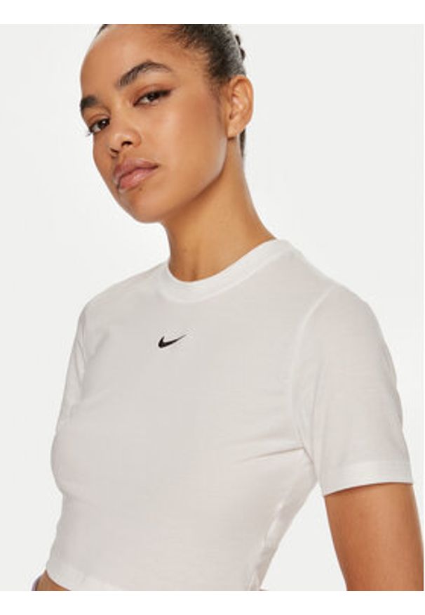 Nike T-Shirt FB2873 Biały Regular Fit. Kolor: biały. Materiał: syntetyk