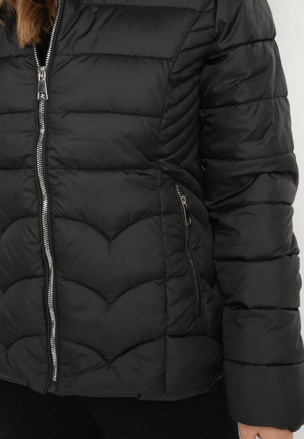 Born2be - Czarna Pikowana Kurtka z Odpinanym Kapturem i Futrzaną Podszewką Reandira. Okazja: na spacer, na co dzień. Kolor: czarny. Materiał: futro. Styl: elegancki, casual