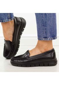 POTOCKI - Czarne skórzane mokasyny damskie Potocki 19427. Okazja: na co dzień, na spacer. Nosek buta: okrągły. Kolor: czarny. Materiał: skóra. Szerokość cholewki: normalna. Wzór: aplikacja. Sezon: wiosna, lato, jesień. Styl: casual, klasyczny, elegancki #1
