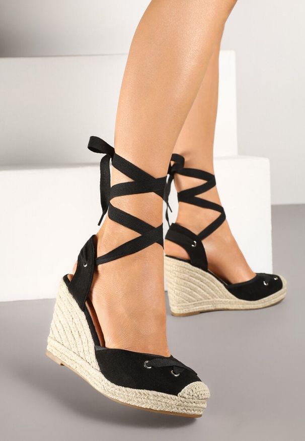 Renee - Czarne Sandały w Stylu Espadryli na Koturnie z Plecionki z Wiązaniem Alariel. Okazja: na co dzień. Kolor: czarny. Obcas: na koturnie. Styl: elegancki, boho, casual