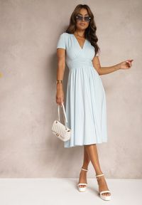 Renee - Jasnoniebieska Sukienka Taliowana z Kopertowym Dekoltem o Rozkloszowanym Kroju Rimadea. Typ kołnierza: dekolt kopertowy. Kolor: niebieski. Typ sukienki: kopertowe. Styl: elegancki