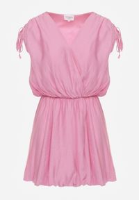 Renee - Różowa Kopertowa Sukienka Bombka z Wiązaniami Nyana. Typ kołnierza: dekolt kopertowy. Kolor: różowy. Typ sukienki: bombki, kopertowe. Styl: elegancki #5