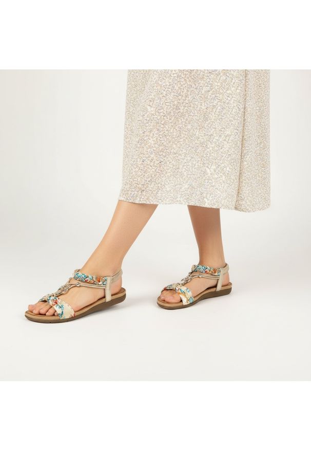 Sandały damskie Artiker, wsuwane na płaskiej podeszwie z ozdobami lekkie i wygodne, złote, 56C1316. Okazja: na spacer, na co dzień. Zapięcie: bez zapięcia. Kolor: złoty. Materiał: tkanina. Wzór: aplikacja. Sezon: lato. Obcas: na płaskiej podeszwie. Styl: casual, wakacyjny
