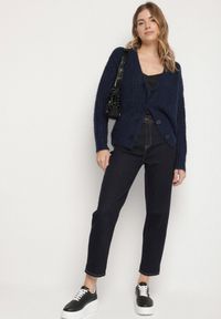 Born2be - Granatowe Klasyczne Jeansy o Kroju Mom Fit Amartia. Okazja: na co dzień. Kolor: niebieski. Styl: klasyczny