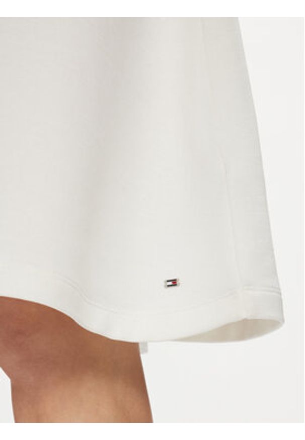 TOMMY HILFIGER - Tommy Hilfiger Sukienka koktajlowa Shiny Interlock V-Nk Ns Knee Drs WW0WW40731 Écru Slim Fit. Materiał: bawełna. Styl: wizytowy