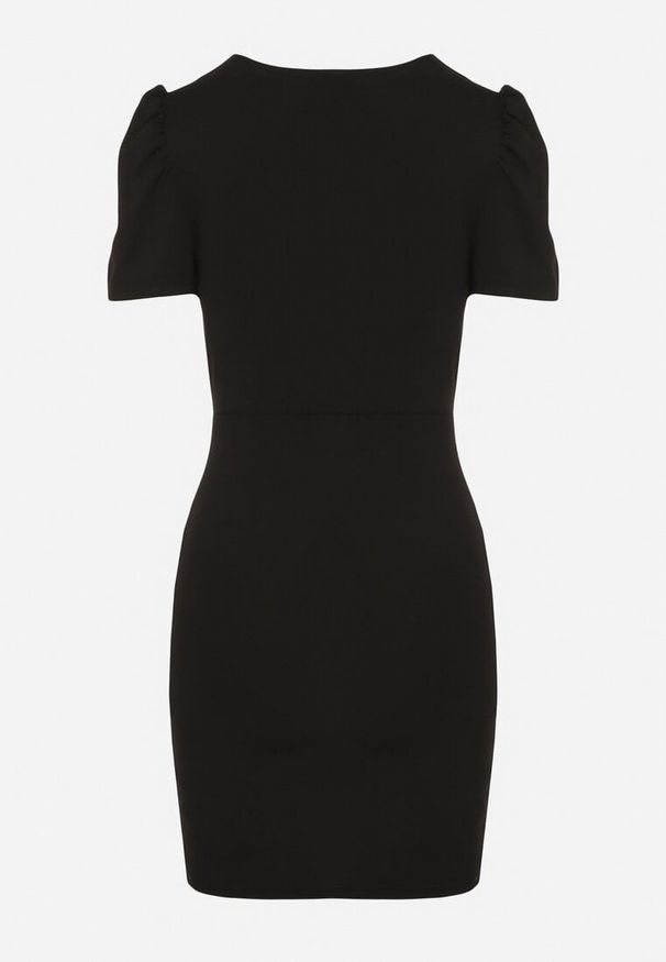 Born2be - Czarna Dopasowana Sukienka z Kopertowym Dekoltem Hallimea. Okazja: na imprezę. Typ kołnierza: dekolt kopertowy. Kolor: czarny. Wzór: aplikacja. Typ sukienki: kopertowe. Styl: klasyczny, elegancki