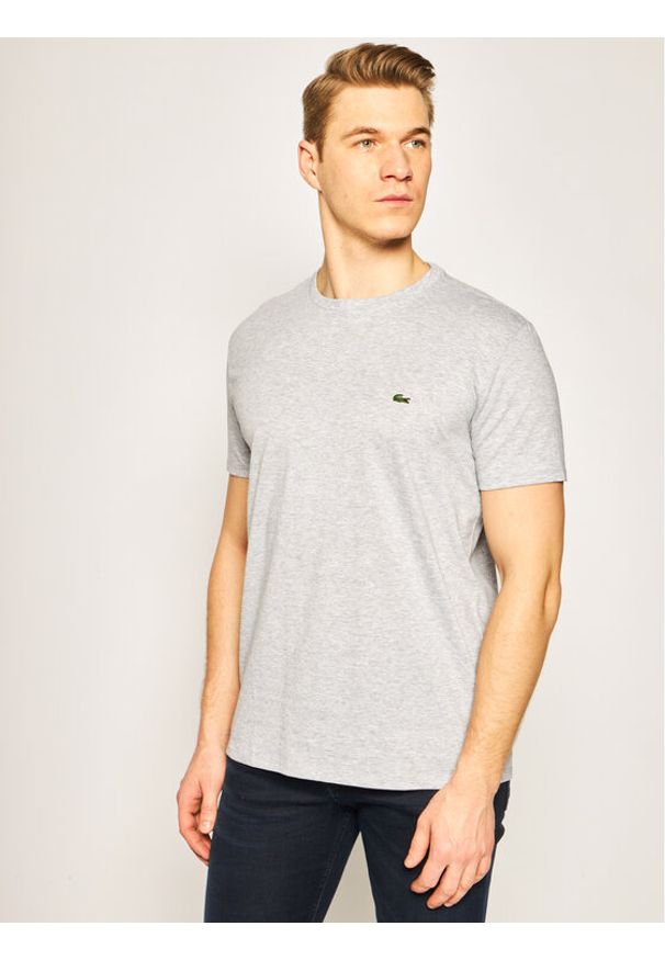 Lacoste T-Shirt TH6709 Szary Regular Fit. Kolor: szary. Materiał: bawełna