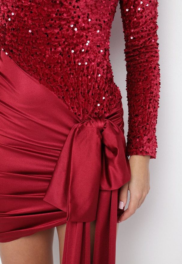 Born2be - Bordowa Sukienka z Usztywnionymi Ramionami Cekinami Kokardką i Satynowym Dołem Vamiera. Okazja: na co dzień. Typ kołnierza: kokarda. Kolor: czerwony. Materiał: satyna. Długość rękawa: długi rękaw. Typ sukienki: dopasowane. Styl: casual, klasyczny