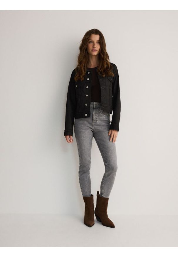 Reserved - Jeansy slim fit z aplikacjami - jasnoszary. Stan: podwyższony. Kolor: szary. Wzór: aplikacja
