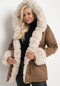 Born2be - Brązowa Kurtka Parka z Kapturem i Odpinanymi Futerkowymi Wstawkami Ściągana w Pasie Savanella. Okazja: na co dzień. Typ kołnierza: kaptur. Kolekcja: plus size. Kolor: brązowy. Materiał: jeans, dzianina. Styl: klasyczny, casual