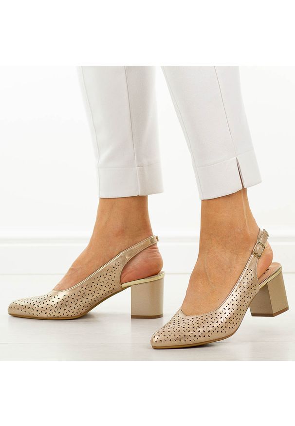 Złote ażurowe czółenka damskie M.Daszyński 2263A-7. Okazja: na co dzień, na imprezę. Kolor: złoty. Materiał: skóra. Szerokość cholewki: normalna. Wzór: ażurowy. Sezon: wiosna, lato. Obcas: na słupku. Styl: casual, elegancki, klasyczny, wizytowy