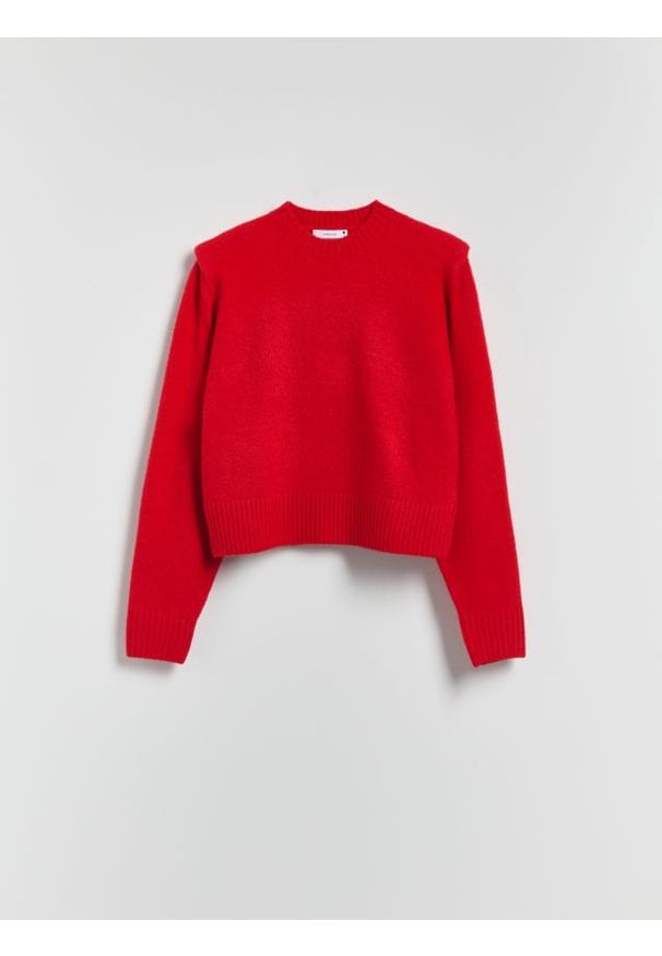Reserved - Sweter z poduszkami na ramionach - czerwony. Kolor: czerwony. Materiał: dzianina, wełna