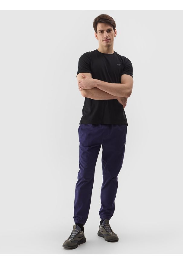 4f - 4F Spodnie casual joggery męskie - granatowe S. Kolor: niebieski. Materiał: bawełna, materiał, tkanina, elastan. Wzór: jednolity