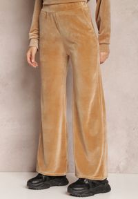 Renee - Beżowe Spodnie Dresowe Szerokie z Weluru Dilko. Kolor: beżowy. Materiał: dresówka, welur #3