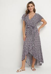 Born2be - Czarno-Różowa Bawełniana Sukienka z Gumką w Talii i Asymetrycznym Dołem Orrizae. Okazja: na co dzień. Typ kołnierza: dekolt kopertowy, kołnierz z falbankami. Kolor: czarny. Materiał: bawełna. Długość rękawa: krótki rękaw. Sezon: wiosna, lato. Typ sukienki: asymetryczne. Styl: casual, elegancki #1