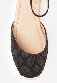Renee - Czarno-Beżowe Sandały Basare. Nosek buta: okrągły. Zapięcie: sprzączka. Kolor: czarny. Materiał: materiał. Wzór: kwiaty. Obcas: na koturnie. Wysokość obcasa: średni #4