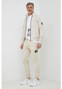Calvin Klein Jeans spodnie męskie kolor beżowy. Kolor: beżowy. Materiał: tkanina, bawełna. Wzór: aplikacja #2