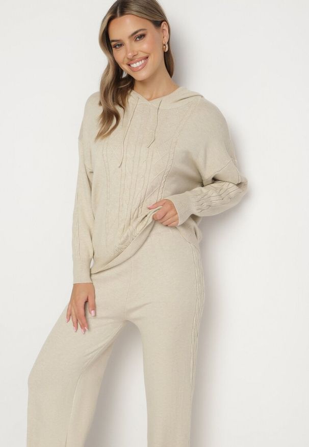 Born2be - Jasnobeżowy Dzianinowy Komplet Bluza z Kapturem w Warkoczowy Splot i Spodnie z Szerokimi Nogawkami Narahai. Kolor: beżowy. Materiał: dzianina. Wzór: ze splotem
