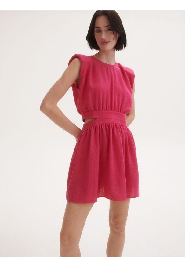 Reserved - Sukienka z wycięciami - fuksja. Kolor: różowy. Materiał: tkanina. Wzór: gładki