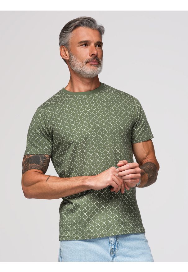 Ombre Clothing - Koszulka męska dzianinowa z nadrukiem full print – oliwkowa V2 - Rozmiar: L. Okazja: na co dzień. Kolor: oliwkowy. Materiał: dzianina. Długość rękawa: krótki rękaw. Długość: krótkie. Wzór: nadruk. Styl: casual, klasyczny