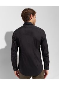 Les Hommes - LES HOMMES - Czarna koszula z logo. Typ kołnierza: kołnierzyk klasyczny. Kolor: czarny. Materiał: bawełna. Długość rękawa: długi rękaw. Długość: długie. Wzór: aplikacja. Styl: klasyczny #2