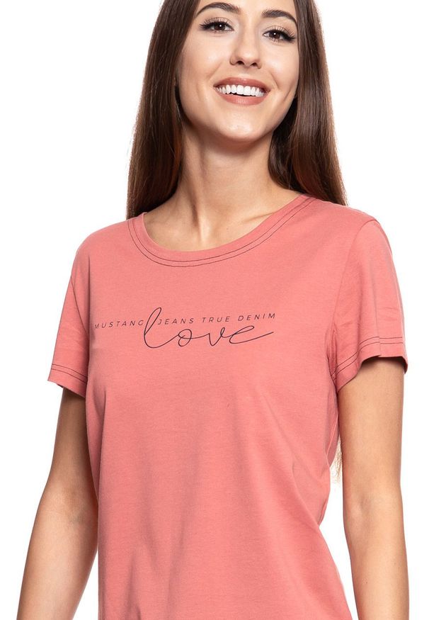 Mustang - MUSTANG T SHIRT DAMSKI Alina C Print Canyon Rose 1008932 8187. Wzór: nadruk