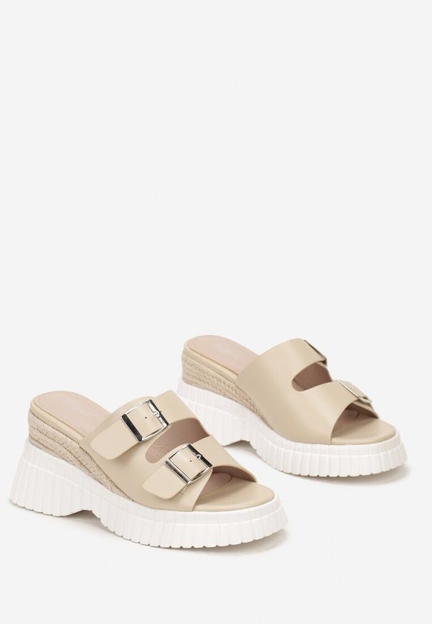 Born2be - Beżowe Klapki na Koturnie Wsuwane z Klamrami przy Paseczkach Vezlira. Kolor: beżowy. Sezon: lato. Obcas: na koturnie. Styl: boho, elegancki