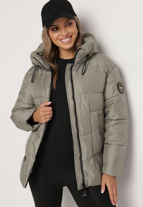 Born2be - Zielona Pikowana Kurtka Mocno Ocieplana Zdobiona Naszywką Leanith. Okazja: na co dzień. Kolekcja: plus size. Kolor: zielony. Długość: długie. Wzór: aplikacja. Materiał: jeans. Długość rękawa: długi rękaw. Sezon: zima, jesień. Styl: casual, elegancki