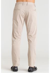 Beżowe spodnie Emporio Armani. Kolor: beżowy. Materiał: elastan, bawełna. Wzór: aplikacja #2