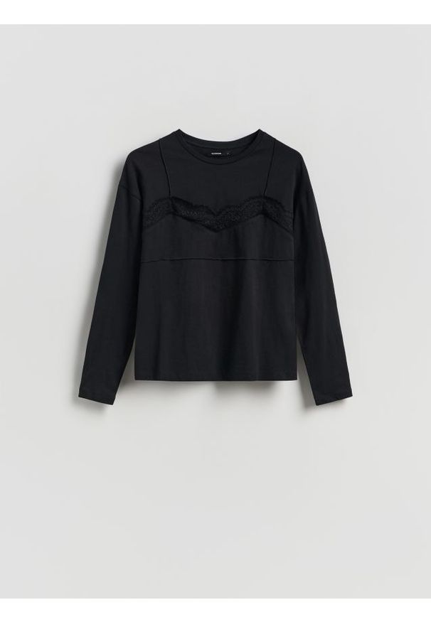 Reserved - Bluzka z ozdobnym detalem - czarny. Kolor: czarny. Materiał: dzianina, bawełna