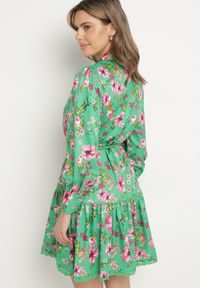 Born2be - Zielona Koszulowa Sukienka ze Stójką i Falbanką Madalyn. Typ kołnierza: kołnierzyk stójkowy. Kolor: zielony. Materiał: koronka. Typ sukienki: koszulowe #6