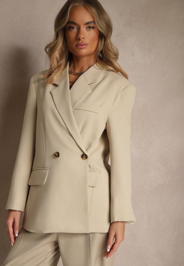 Renee - Jasnobeżowa Pudełkowa Marynarka Oversize o Dwurzędowym Fasonie z Dodatkowym Guzikiem Pasmira. Okazja: na co dzień. Kolor: beżowy. Materiał: jeans. Wzór: aplikacja. Styl: elegancki, casual