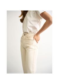 Ochnik - Kremowe spodnie damskie z wysokim stanem. Stan: podwyższony. Kolor: biały. Materiał: bawełna. Wzór: aplikacja #7