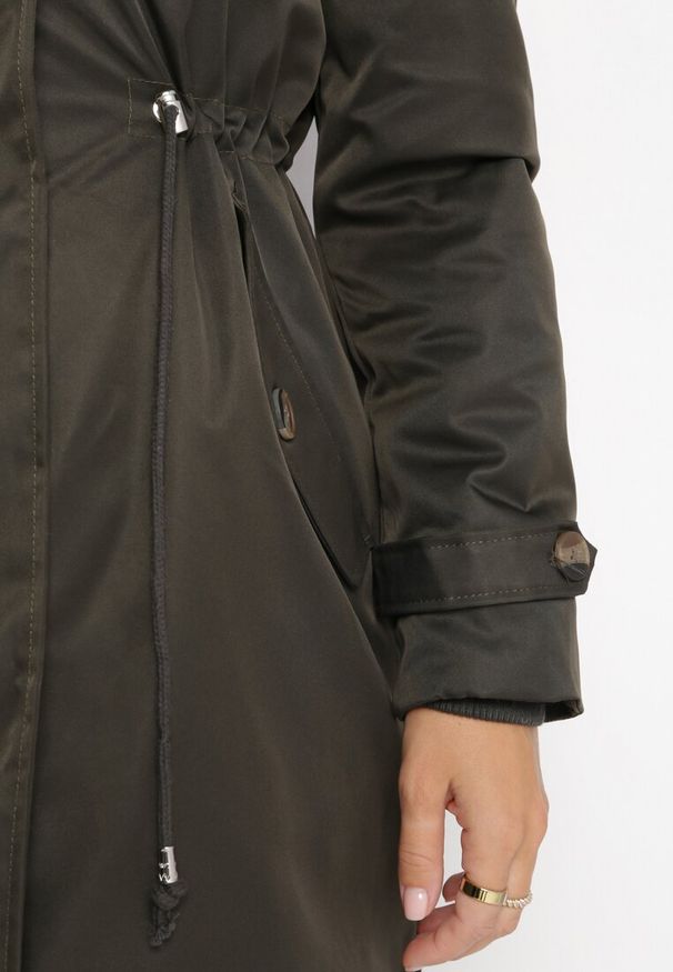 Born2be - Ciemnozielona Nylonowa Kurtka Parka Płaszcz Ozdobiona Futerkiem Faelana. Okazja: do pracy, na spacer, na co dzień, na spotkanie biznesowe. Kolor: zielony. Materiał: futro, nylon. Wzór: aplikacja. Styl: casual, biznesowy