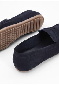 bonprix - Półbuty loafersy skórzane. Zapięcie: bez zapięcia. Kolor: niebieski. Materiał: skóra