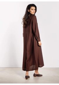 Infinite You - Sukienka rozkloszowana z długim rękawem i paskiem brązowa. Okazja: do pracy, na co dzień. Kolor: brązowy. Długość rękawa: długi rękaw. Typ sukienki: koszulowe. Styl: elegancki, casual #3