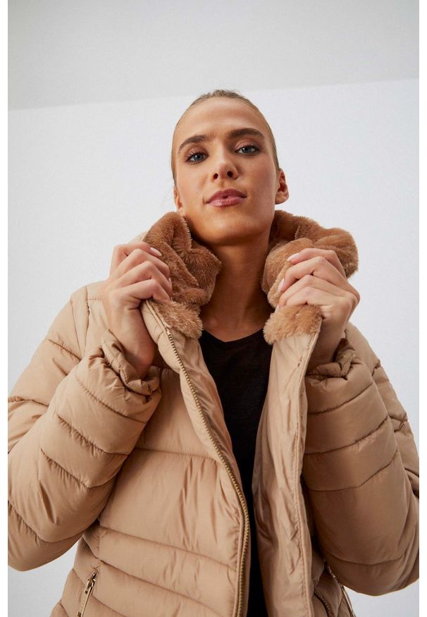 MOODO - Pikowana kurtka z misiem. Typ kołnierza: kaptur. Materiał: poliamid, futro. Długość rękawa: długi rękaw. Długość: długie. Wzór: gładki