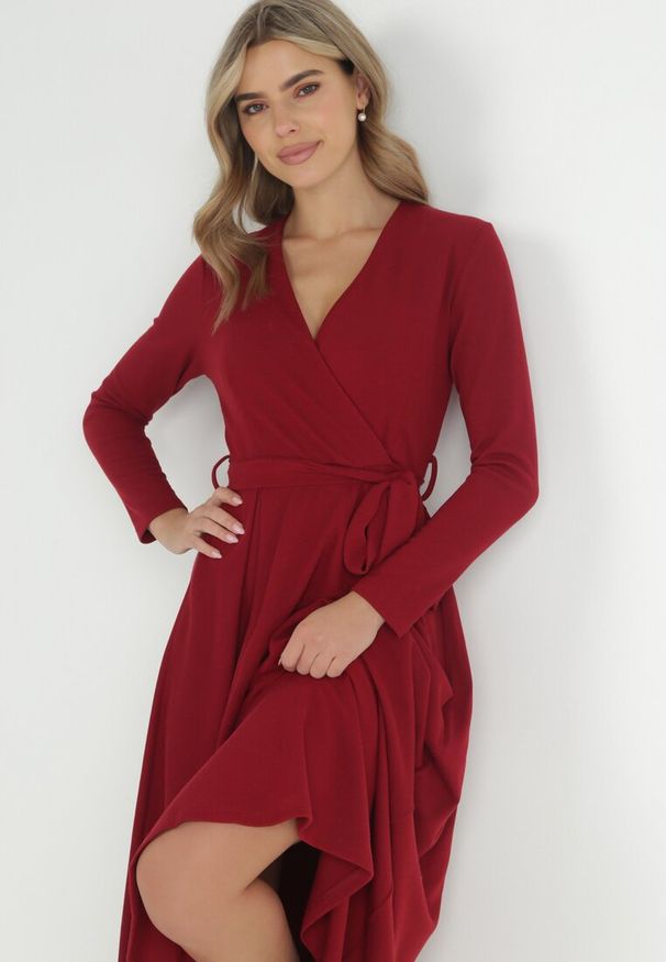 Born2be - Bordowa Sukienka Damialla. Typ kołnierza: dekolt w kształcie V. Kolor: czerwony. Materiał: dzianina. Długość rękawa: długi rękaw. Wzór: gładki. Typ sukienki: rozkloszowane, kopertowe. Styl: wizytowy, elegancki. Długość: maxi
