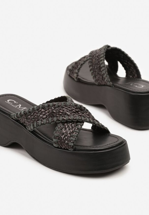 Born2be - Czarne Klapki ze Skrzyżowanymi Paskami z Plecionki Naldell. Okazja: na co dzień. Kolor: czarny. Materiał: jeans. Wzór: paski. Obcas: na koturnie. Styl: elegancki, casual