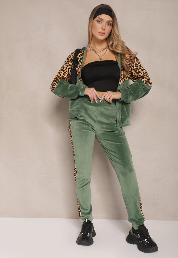 Renee - Zielony Komplet Dresowy z Weluru z Panterką Bluza i Spodnie Koriviella. Kolor: zielony. Materiał: dresówka, welur. Wzór: motyw zwierzęcy