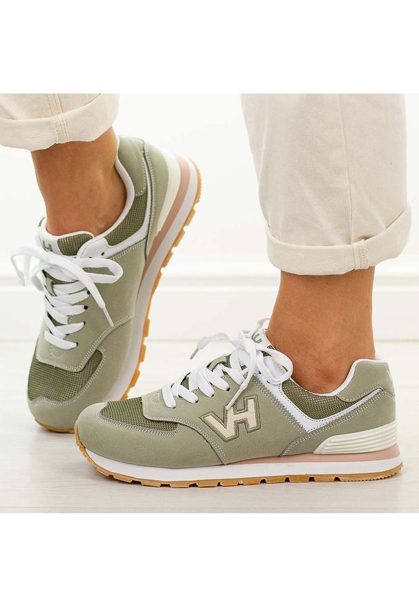 Zielone sportowe buty damskie Vanhorn 27300. Okazja: na spacer, na co dzień. Nosek buta: okrągły. Zapięcie: sznurówki. Kolor: zielony. Materiał: tkanina, zamsz. Szerokość cholewki: normalna. Sezon: wiosna, lato. Sport: turystyka piesza
