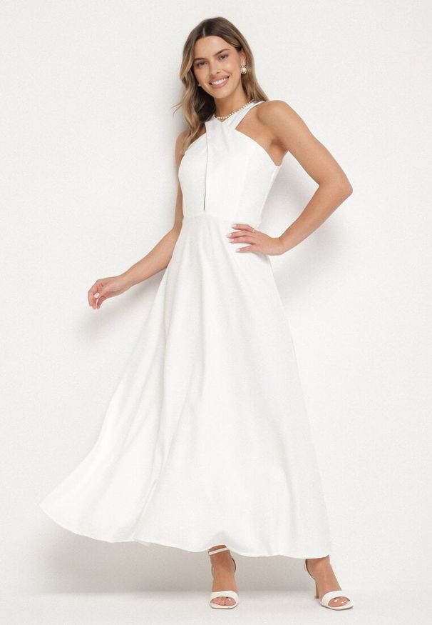 Born2be - Biała Rozkloszowana Sukienka z Wiskozą i Dekoltem Typu Halter Dolienna. Typ kołnierza: dekolt halter. Kolor: biały. Materiał: wiskoza. Typ sukienki: rozkloszowane. Styl: elegancki